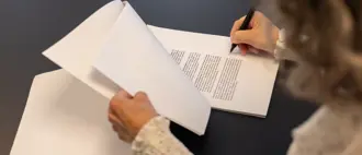 Kvinde underskriver dokument
