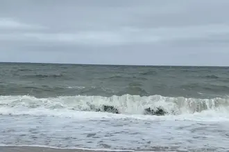 Bølger der slår ind over stranden
