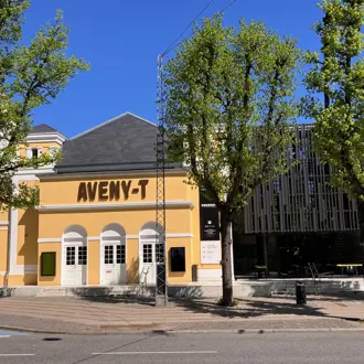 Facaden af Aveny-T og den nye tilbygning Væksthuset